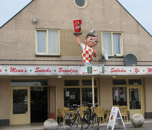 Big Boy statue above Dutch snackbar